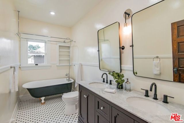 2057 S Oxford Avenue, Los Angeles CA: https://media.crmls.org/mediaz/a20c250c-34ed-4dea-9e06-ccd61b0e3fac.jpg