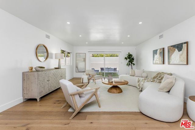 5200 Del Moreno Drive, Woodland Hills CA: https://media.crmls.org/mediaz/a20c8022-ff96-4e09-b9d8-6770472d16d0.jpg