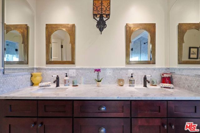 29549 Harvester Road, Malibu CA: https://media.crmls.org/mediaz/a20ddfd2-b658-4166-9b3a-d67f4fbee568.jpg