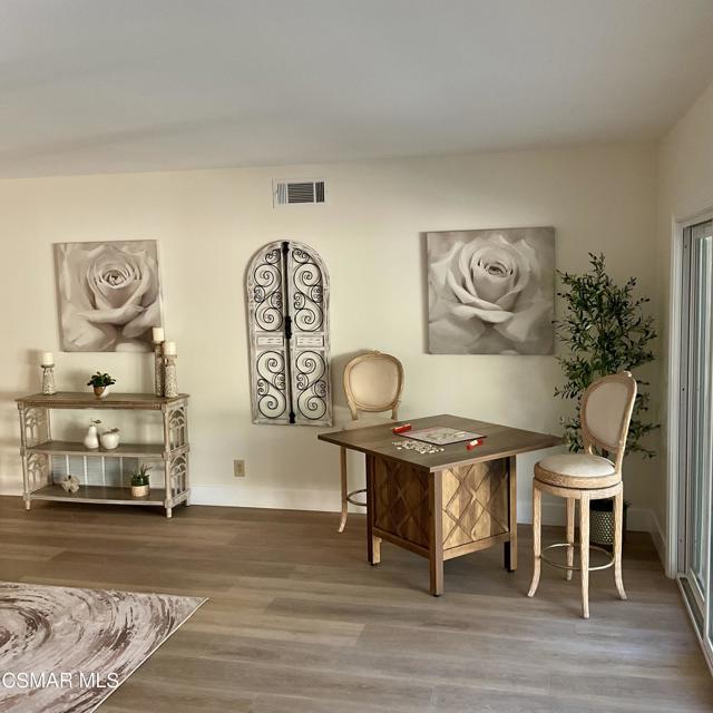 2455 Castlemont Court, Simi Valley CA: https://media.crmls.org/mediaz/a20df21e-e9b4-4a61-9659-4bebb6758f08.jpg