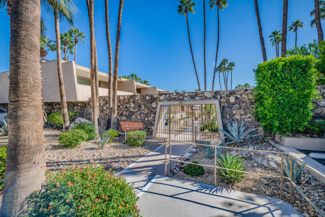 197 W Via Lola, Palm Springs CA: https://media.crmls.org/mediaz/a20eabd0-2872-4703-8e9b-cc76412fd41d.jpg