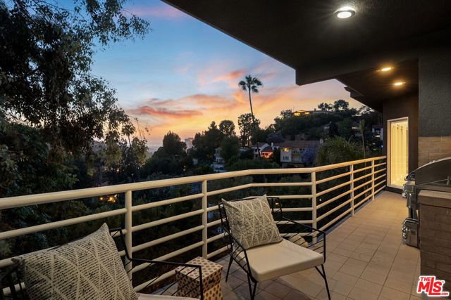 3275 N Knoll Drive, Los Angeles CA: https://media.crmls.org/mediaz/a210048b-1796-4d48-a900-775f13227f40.jpg