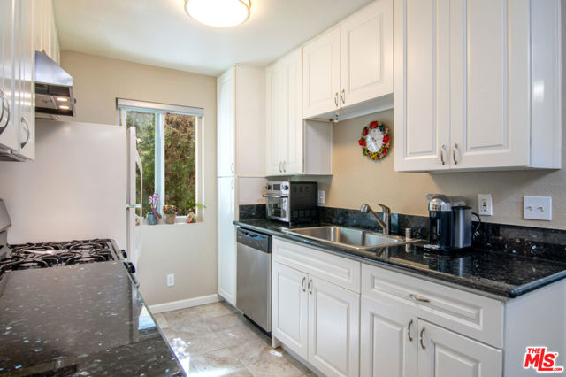 5252 Coldwater Canyon Avenue, 114 photo 6