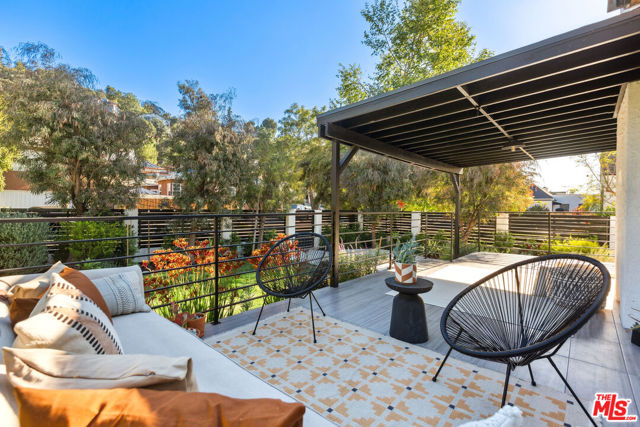 1491 Oak Grove Drive, Los Angeles CA: https://media.crmls.org/mediaz/a2113262-41f4-47d0-8af9-755c87393943.jpg