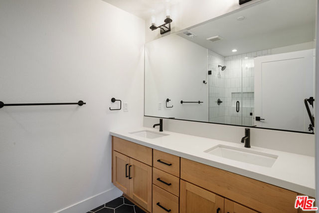 11220 Victory Boulevard, North Hollywood CA: https://media.crmls.org/mediaz/a21133f5-5121-4968-92ac-57db5076ddff.jpg