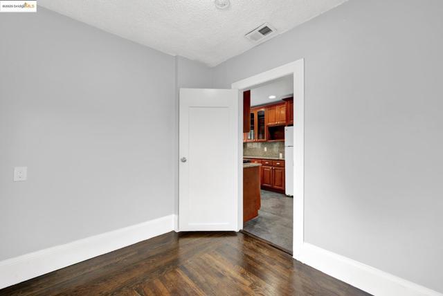 1009 106Th Ave, Oakland CA: https://media.crmls.org/mediaz/a2129125-f0f9-47b9-9655-f0f802cfbadf.jpg