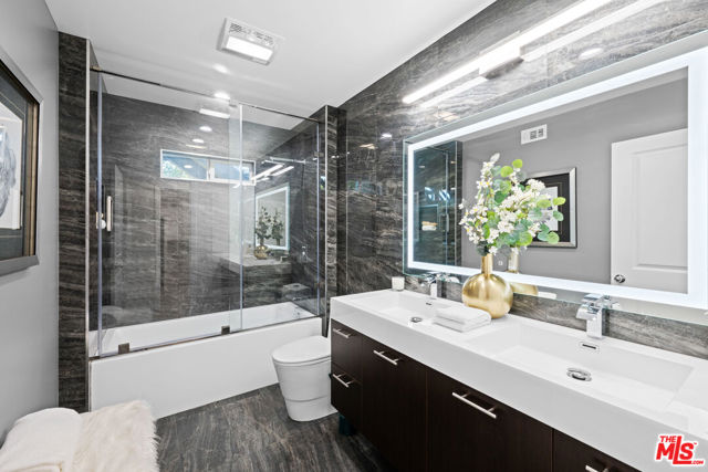 11725 Laurelwood Drive, Studio City CA: https://media.crmls.org/mediaz/a212b1bc-c1a8-444d-b5eb-bac13b18e535.jpg