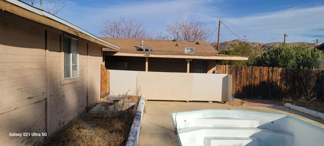 11022 West Drive, Morongo Valley CA: https://media.crmls.org/mediaz/a216ed5c-5b24-4b3b-ba2d-19a36183640d.jpg