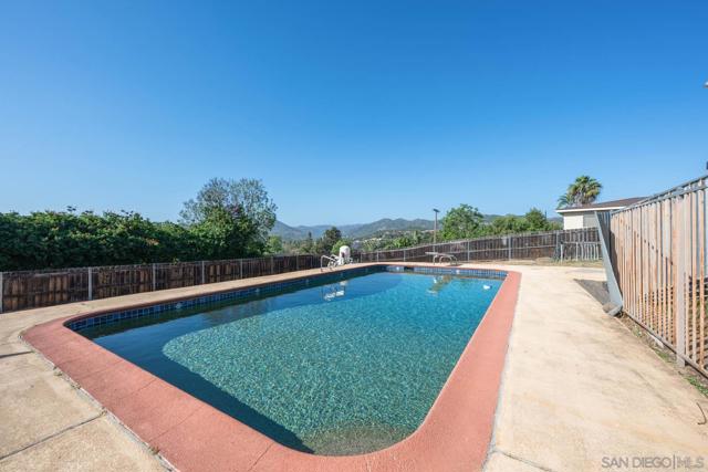 2231 Oak Hill Dr, Escondido CA: https://media.crmls.org/mediaz/a217263b-df42-485e-a259-c5d94ea21956.jpg