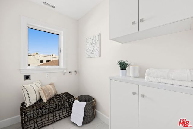633 N Formosa Avenue, Los Angeles CA: https://media.crmls.org/mediaz/a2176b4c-de0e-48df-9263-4888d6efd526.jpg
