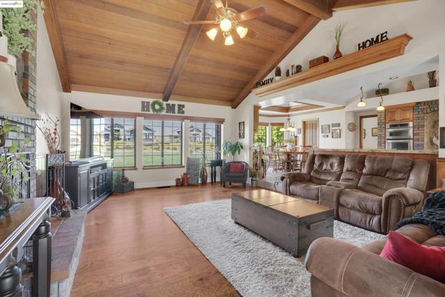 2960 Almondwood Pl, Oakley CA: https://media.crmls.org/mediaz/a2181073-a14d-4d09-b157-5944235793be.jpg