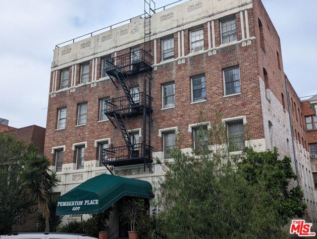 607 S Dunsmuir Avenue, Los Angeles CA: https://media.crmls.org/mediaz/a218ac37-8a57-4e45-9f47-66b25c023ca2.jpg