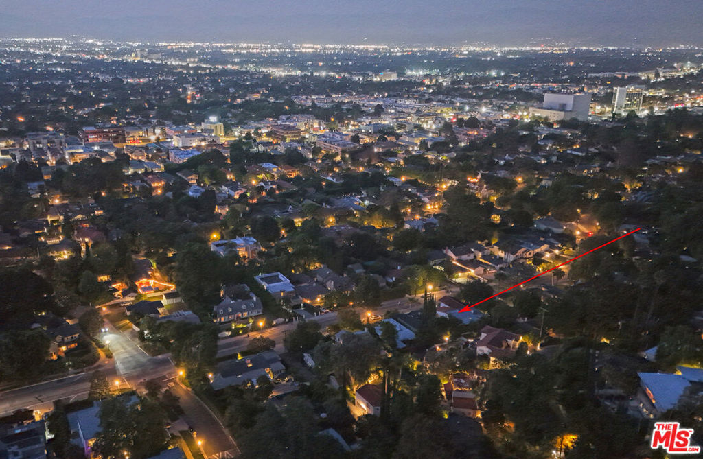 https://media.crmls.org/mediaz/a21a020a-ccd2-44ae-959f-dffd2b76d928.jpg?preset=X-Large