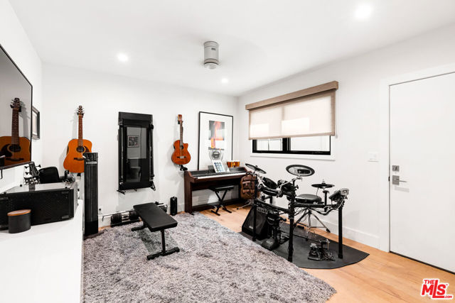 4961 Noeline Avenue, Encino CA: https://media.crmls.org/mediaz/a21b6a57-0a7d-415b-94f5-bd5ea192330a.jpg