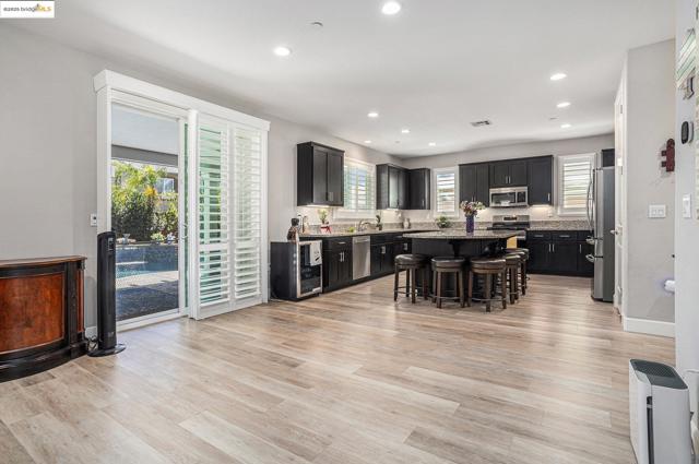 525 Stone Mountain Dr, Oakley CA: https://media.crmls.org/mediaz/a21b9fe0-f804-4dc7-b568-afa7250d7181.jpg