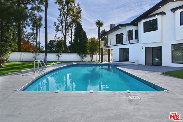 12112 Woodley Avenue, Granada Hills CA: https://media.crmls.org/mediaz/a21ba5c6-4ff0-4870-8d01-197d3980d3c6.jpg
