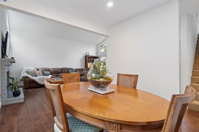 510 Lagunaria Lane, Alameda CA: https://media.crmls.org/mediaz/a21bf217-666a-421e-a6f2-5fe4a33b07df.jpg