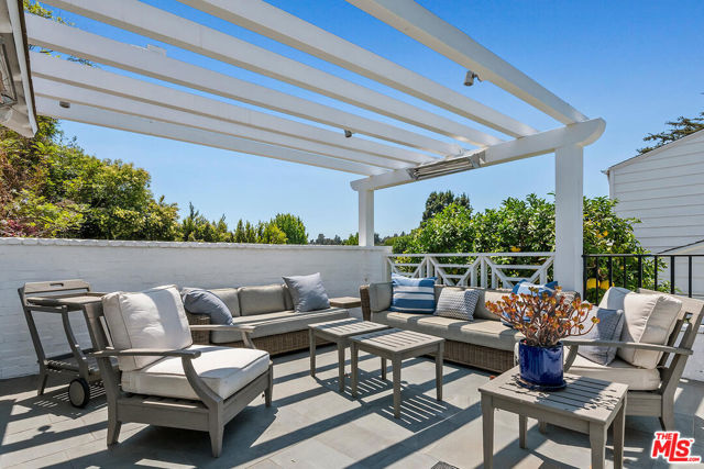 10428 Wyton Drive, Los Angeles CA: https://media.crmls.org/mediaz/a21d0ca1-0e73-435c-8d73-1304e513c11c.jpg