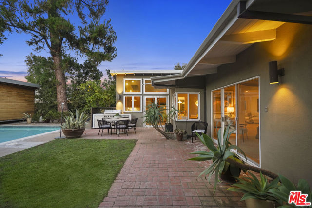 12815 Sarah Street, Studio City CA: https://media.crmls.org/mediaz/a21de9c1-2e13-4540-ad69-15370feeb1fc.jpg