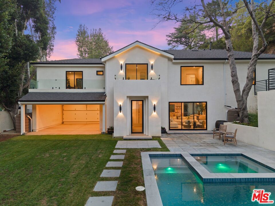 1712 N Beverly Glen Boulevard — Contemporary