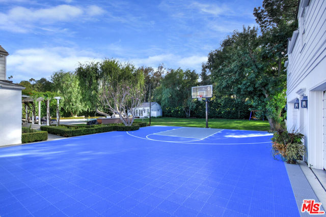 4444 Libbit Avenue, Encino CA: https://media.crmls.org/mediaz/a21edf44-fdd6-4222-8bc6-1c3d9a97bb98.jpg