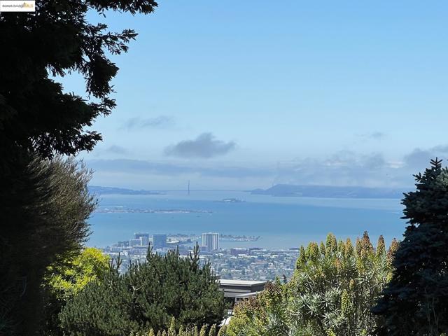 5950 Grizzly Peak Blvd, Oakland CA: https://media.crmls.org/mediaz/a220b8d0-408b-4790-a2db-524a93b67599.jpg