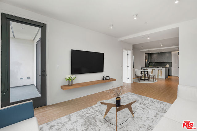 3688 Overland Avenue, Los Angeles CA: https://media.crmls.org/mediaz/a2211cce-a22d-4340-84e7-a75aea17ffa4.jpg