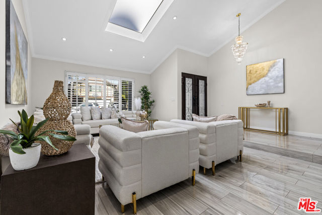 8557 Norwich Avenue, North Hills CA: https://media.crmls.org/mediaz/a221d9ca-47ac-4255-9930-9a08af4a9a8a.jpg