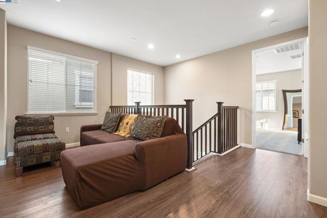 248 Alta St, Brentwood CA: https://media.crmls.org/mediaz/a2221162-262f-49c1-afb2-406d7e857267.jpg