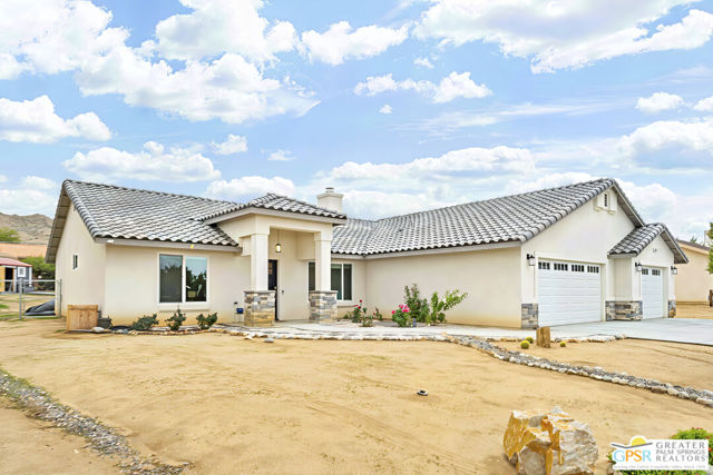 57745 San Tropeze Drive, Yucca Valley CA: https://media.crmls.org/mediaz/a2227d5e-1f56-4852-9d7f-fbc057e0a77b.jpg