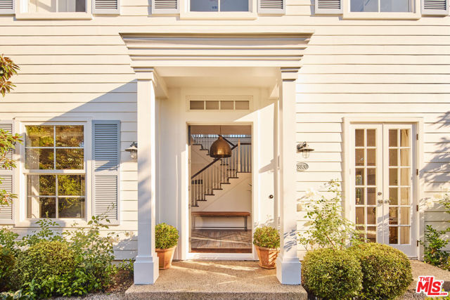 28830 Hampton Place, Malibu CA: https://media.crmls.org/mediaz/a2229e55-c75c-4955-b4a4-ed6c18d00336.jpg