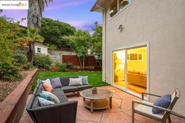 21 Maggiora Ct, Oakland CA: https://media.crmls.org/mediaz/a22349aa-2f79-4b04-aca6-86a512218ac6.jpg