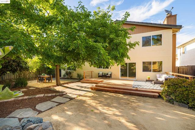 160 Manzanita Pl, Hercules CA: https://media.crmls.org/mediaz/a2238f10-c2b6-486a-b954-5fb514945db3.jpg