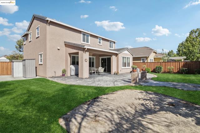 124 Clear Lake Ct, Oakley CA: https://media.crmls.org/mediaz/a223ad09-d289-4cef-b45b-12679b692b8e.jpg