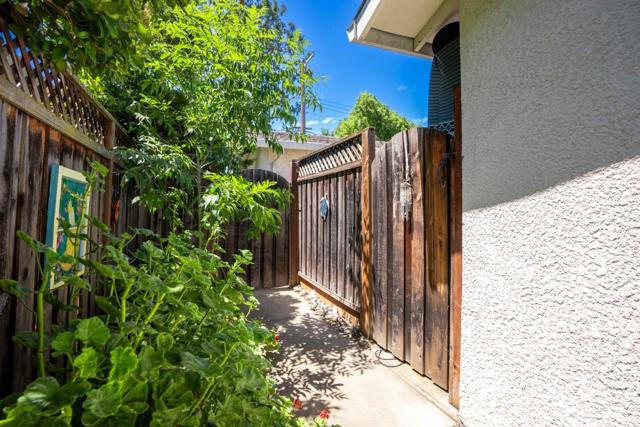 17541756 Plaza Court, Mountain View CA: https://media.crmls.org/mediaz/a223f95b-229d-4651-9255-82618d37259a.jpg