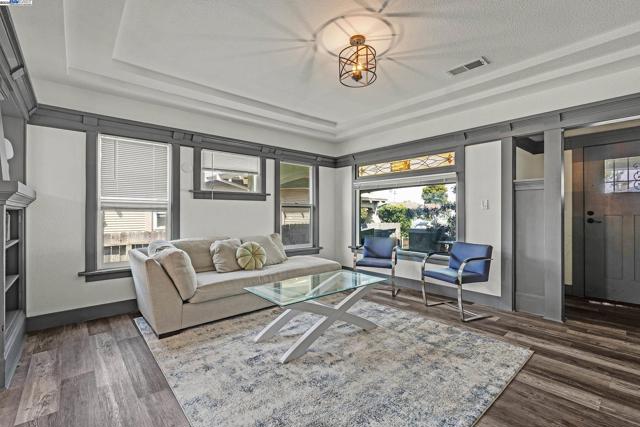 2708 60th Avenue, Oakland CA: https://media.crmls.org/mediaz/a22403d7-e79d-45b1-a4ca-d6aabfb31356.jpg