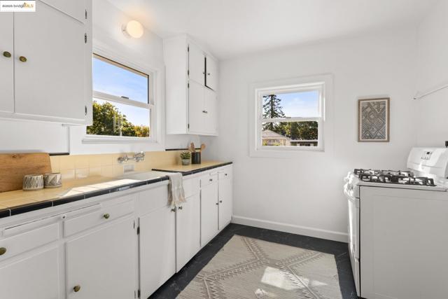 4008 Woodruff Ave, Oakland CA: https://media.crmls.org/mediaz/a22423d7-b865-4b86-89ee-e6af23ab9e2e.jpg