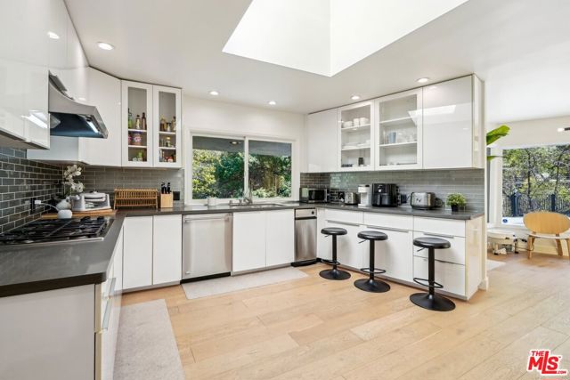 4900 Queen Victoria Road, Woodland Hills CA: https://media.crmls.org/mediaz/a2245843-c8fd-4900-9bc1-739d268a9860.jpg