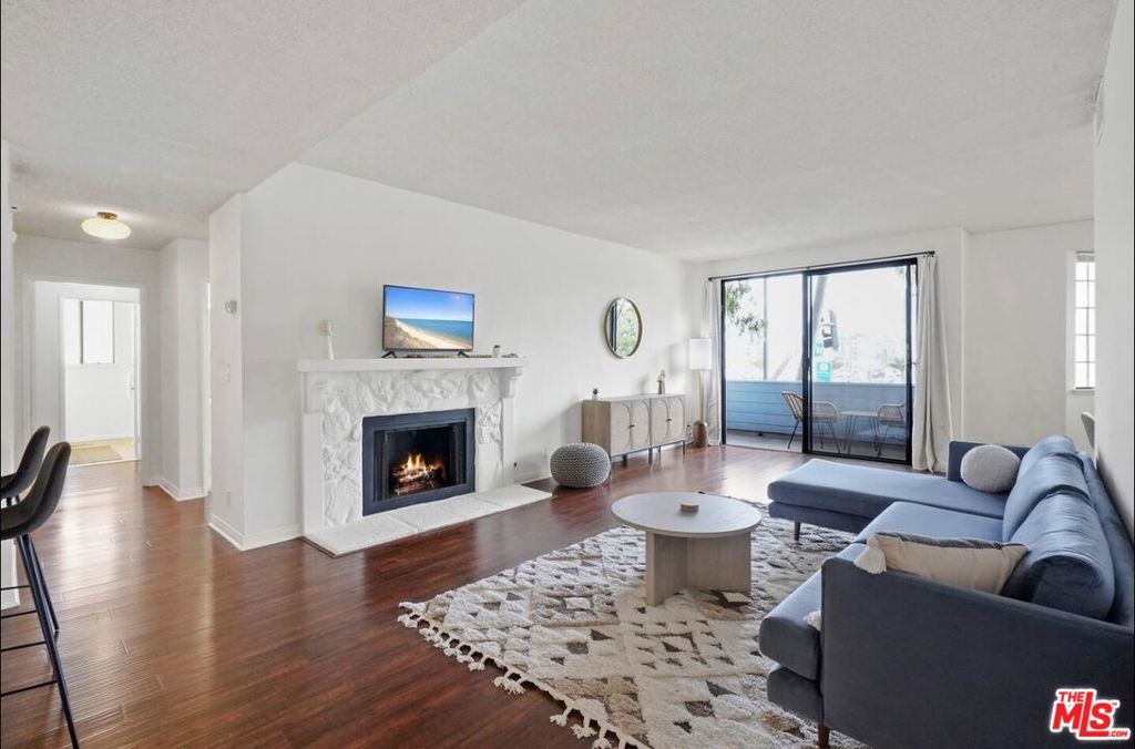 310 Tahiti Way #201
