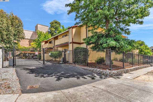 2170 Fremont St, Concord CA: https://media.crmls.org/mediaz/a224cef8-dd62-4e7d-9f96-ff59bb99e21d.jpg