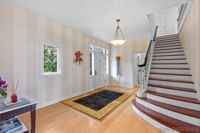 2205 Locust St, San Diego CA: https://media.crmls.org/mediaz/a224d5f7-3551-4272-a9ac-6b02ac302926.jpg
