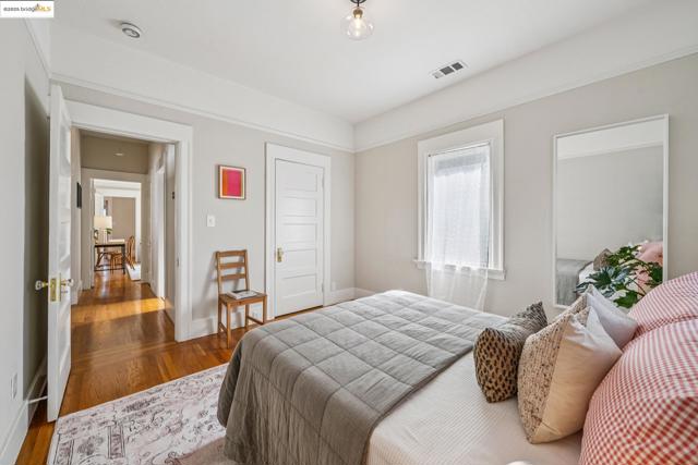 478 43rd St, Oakland CA: https://media.crmls.org/mediaz/a2253582-a389-4384-b8c3-2da94fd5273d.jpg