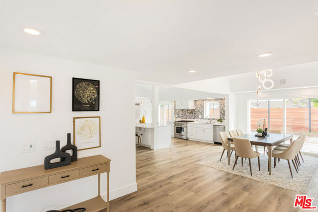 3536 Malibu Country Drive, Malibu CA: https://media.crmls.org/mediaz/a225dae0-b6e8-4fbd-8276-19535db41c77.jpg