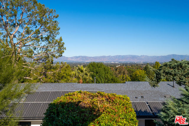 19536 Wells Drive, Tarzana CA: https://media.crmls.org/mediaz/a2261126-2123-4954-9d18-840cd77b80b2.jpg
