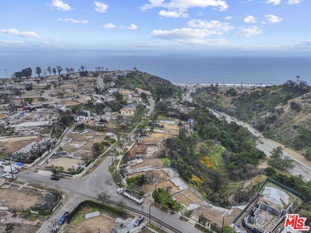 595 Radcliffe Avenue, Pacific Palisades CA: https://media.crmls.org/mediaz/a226436d-6f4c-44b1-bb0f-b1be080f74a3.jpg