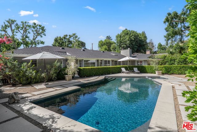 4658 Del Moreno Drive, Woodland Hills CA: https://media.crmls.org/mediaz/a227cf55-037b-4e3c-976f-7f1f32756b0c.jpg