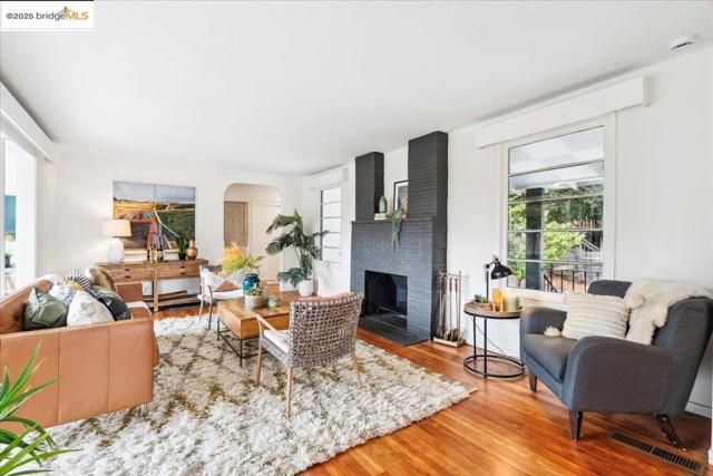 342 El Toyonal, Orinda CA: https://media.crmls.org/mediaz/a228114d-c497-47cb-88bc-a58482a9a9e2.jpg
