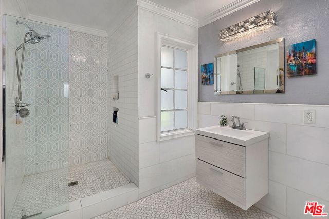 920 S Serrano Avenue, Los Angeles CA: https://media.crmls.org/mediaz/a22840c5-840d-4744-9127-82cdce89afb6.jpg