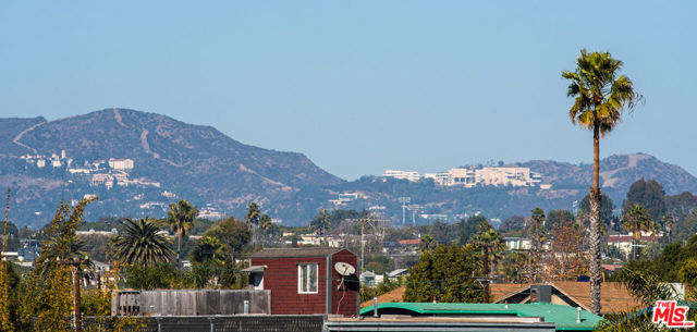 1113 Electric Avenue, Venice CA: https://media.crmls.org/mediaz/a2298eb7-668c-4936-a13f-560e1ea49789.jpg