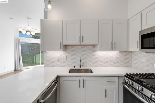 410 Webster St, Oakland CA: https://media.crmls.org/mediaz/a22ac2c7-5a5a-4a9b-82ce-c8abe35a204b.jpg